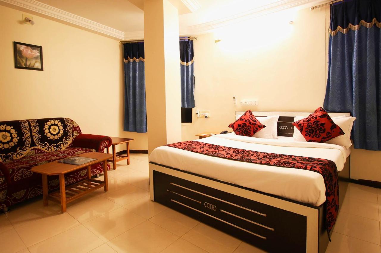 Oyo Hotel Blue Diamond Ahmedabad Exterior photo
